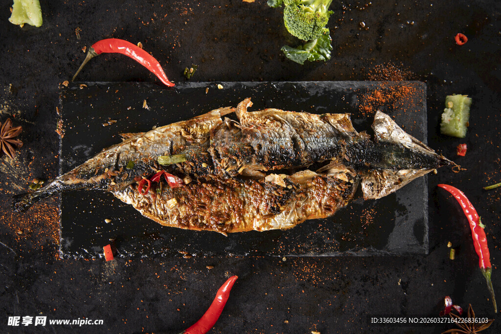 香煎海鱼配辣椒等佐料