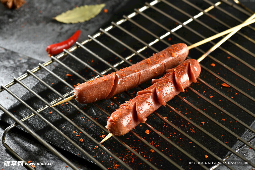 烤架上的美味香肠