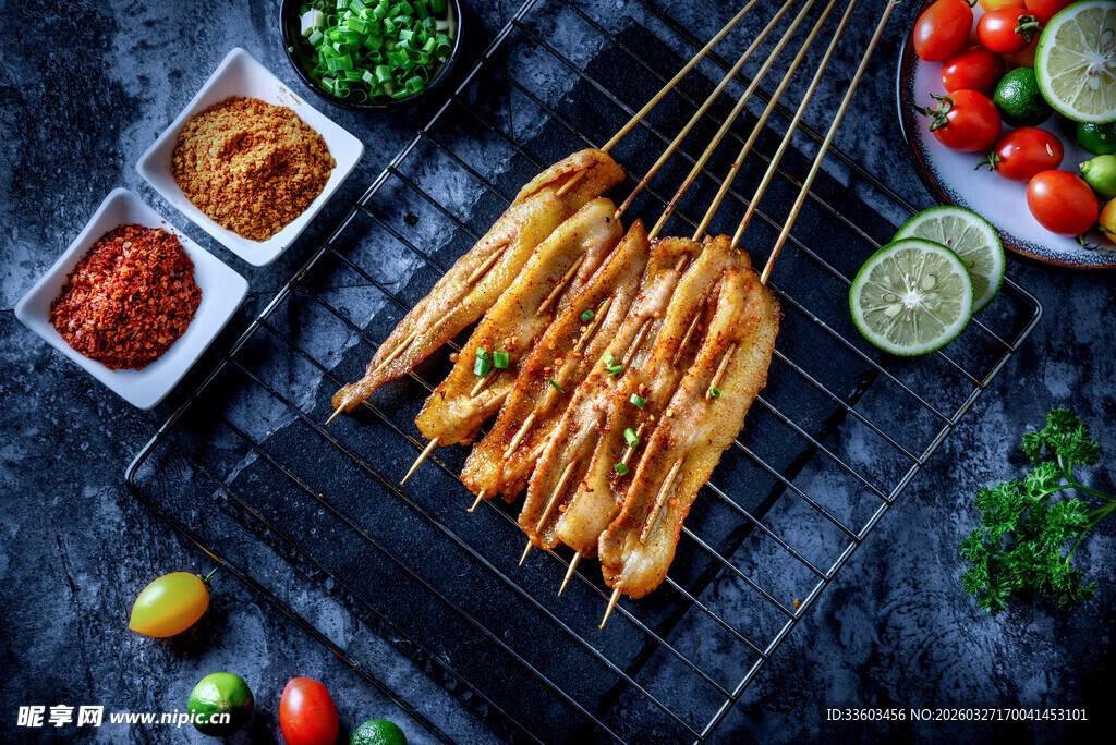 美味烤串搭配多样调料