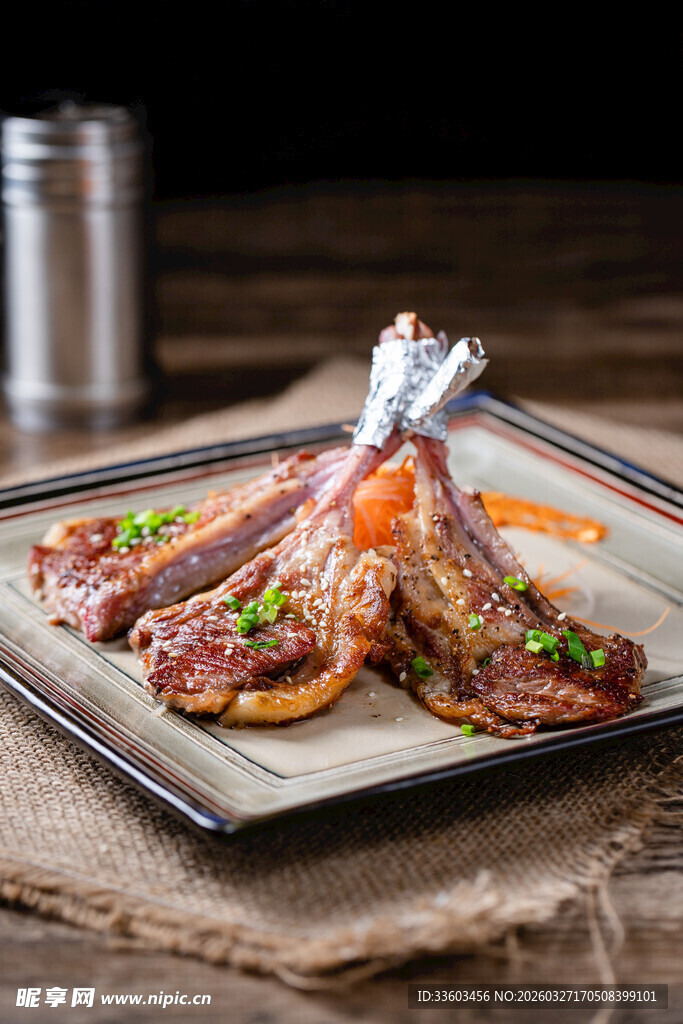 香烤羊排摆于精致盘中