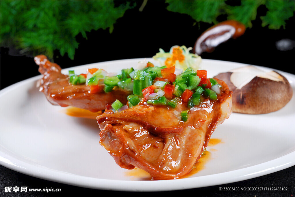 美味红烧猪蹄摆于盘中