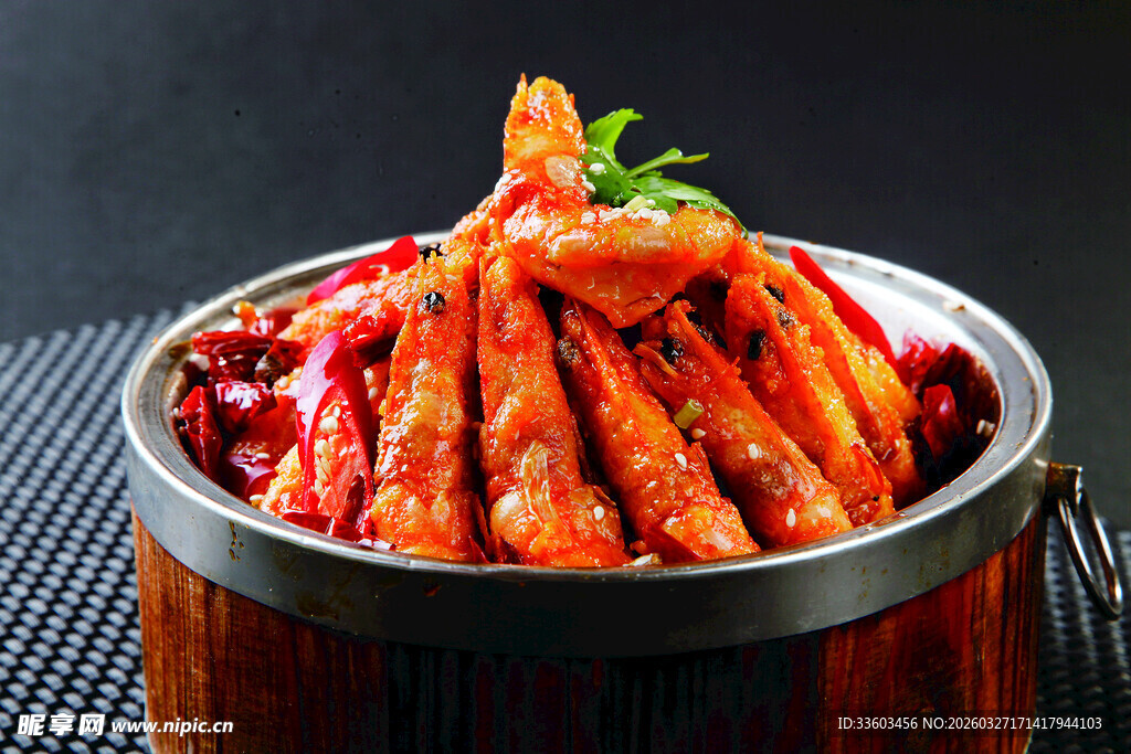 香辣诱人的盆装美味虾