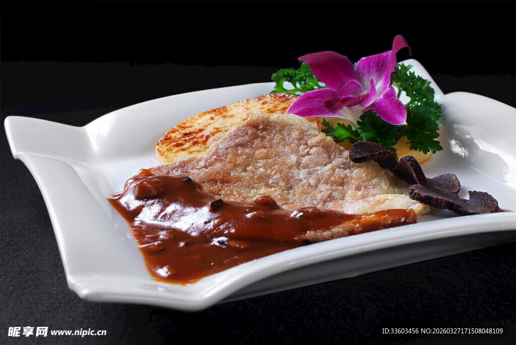 香煎牛排配花饰