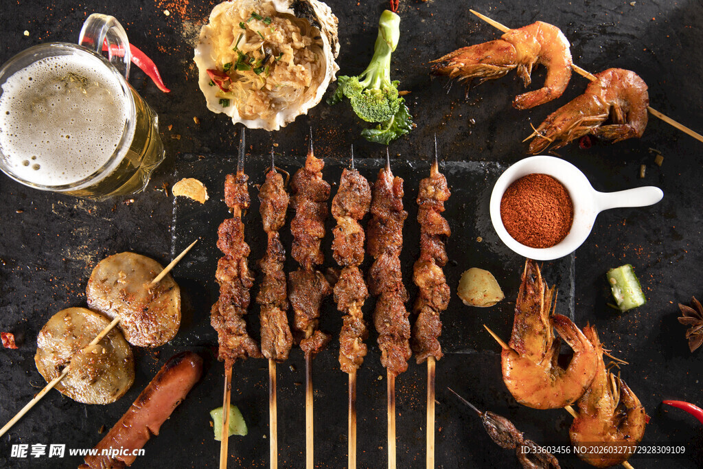 美味烧烤与啤酒的诱人组合