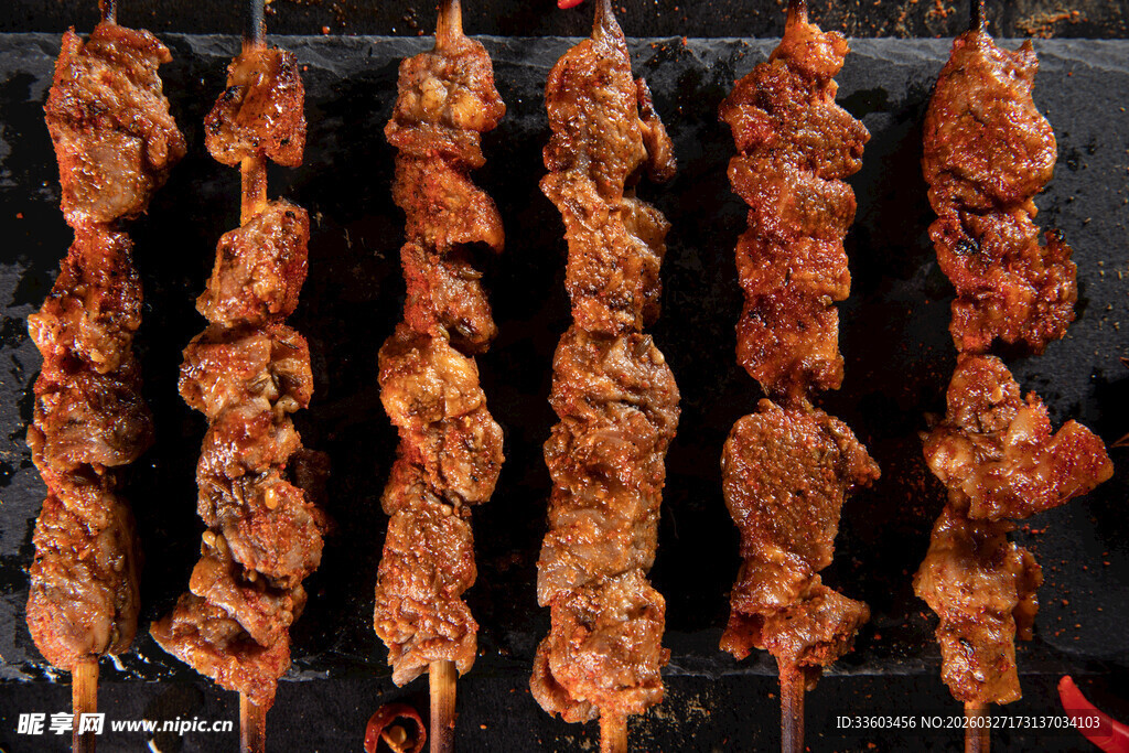 炭火上的美味羊肉串