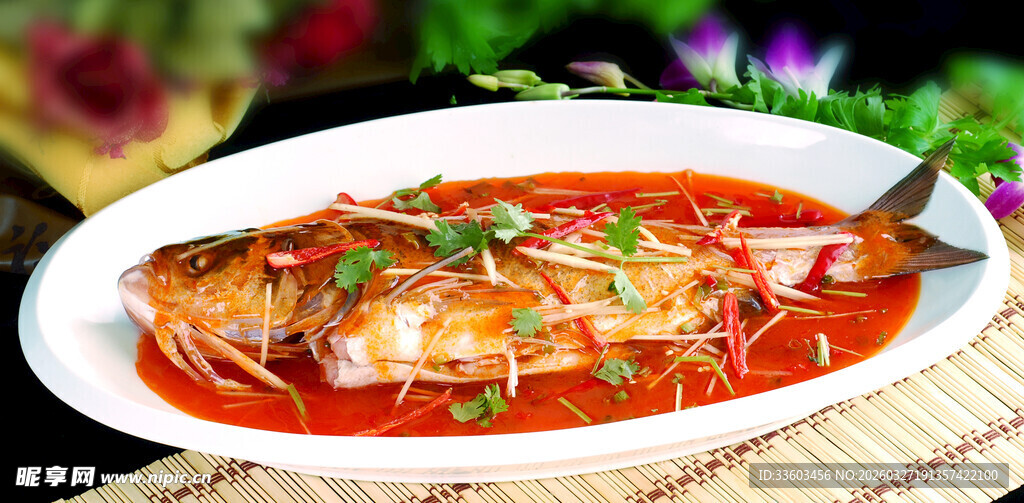 红烧鱼摆盘中色泽诱人