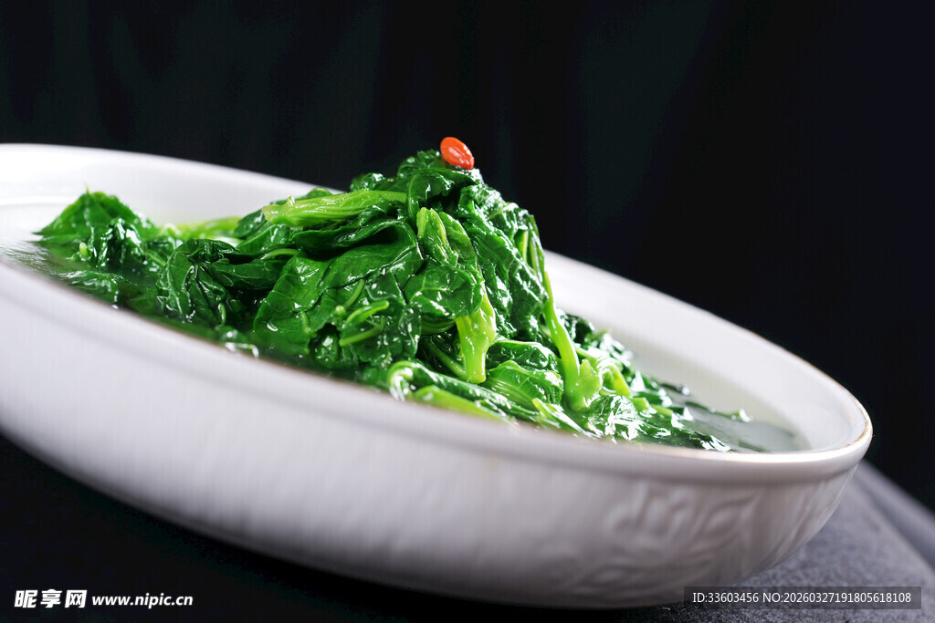 白瓷碗中的鲜嫩绿叶菜