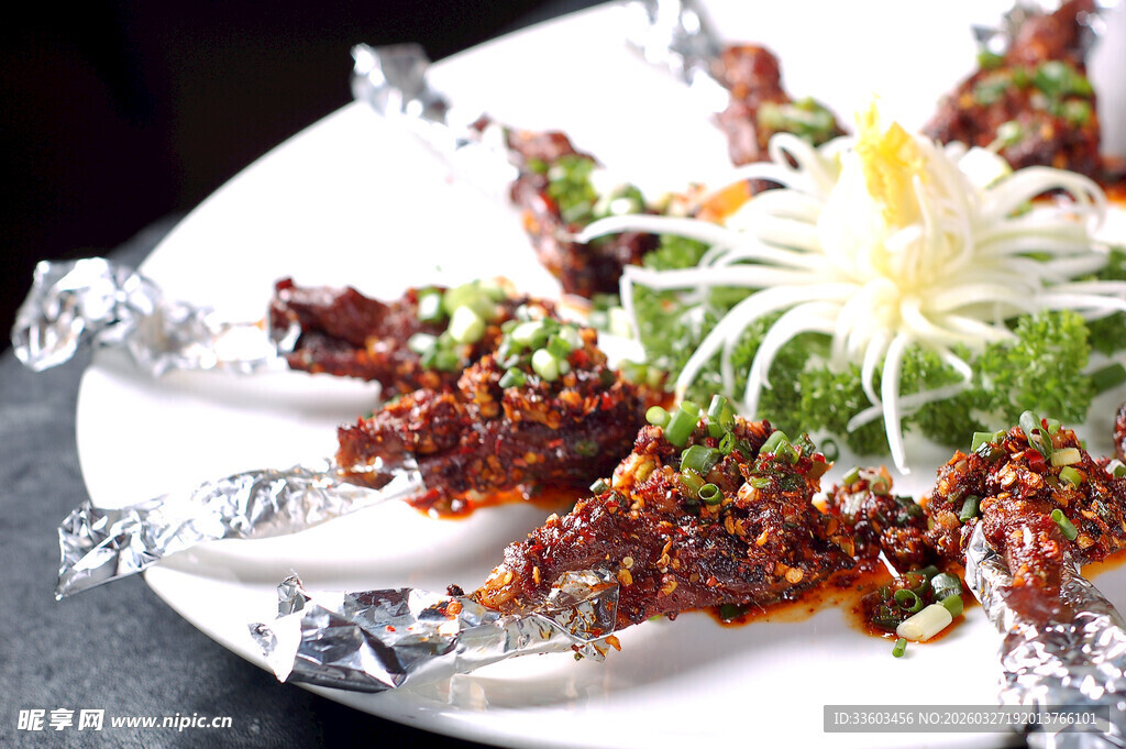 美味孜然烤羊腿摆盘精致