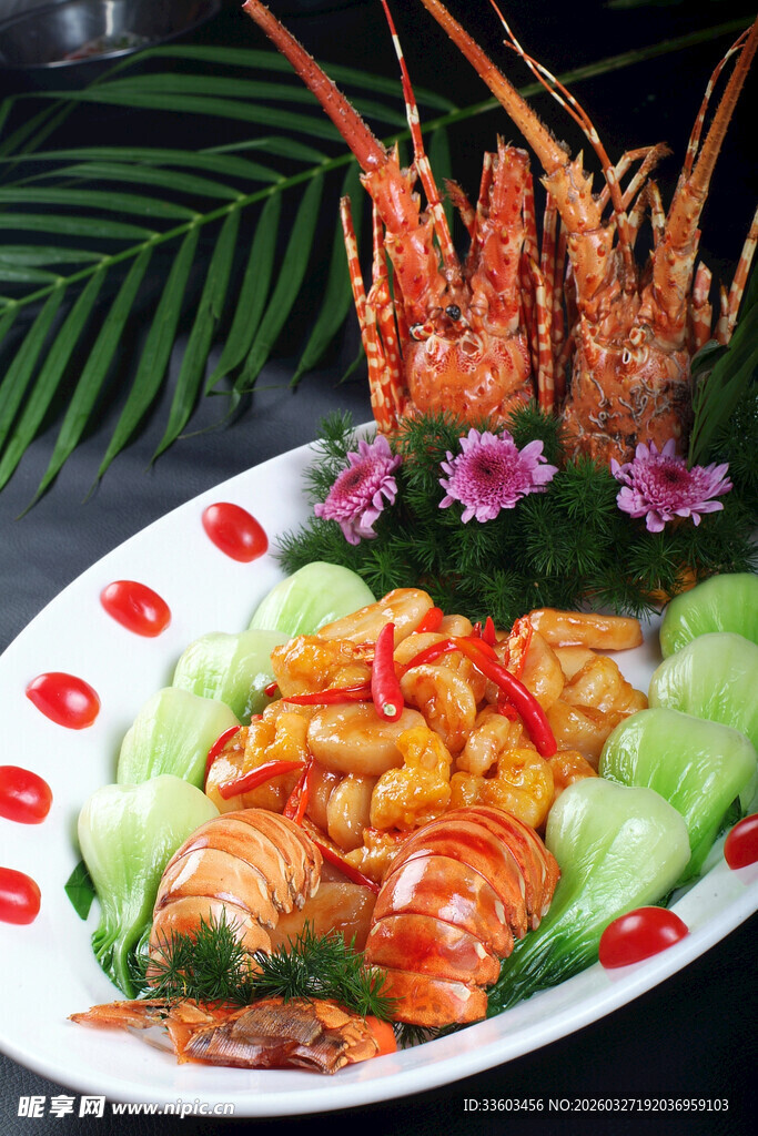 精美摆盘的大虾蔬菜佳肴