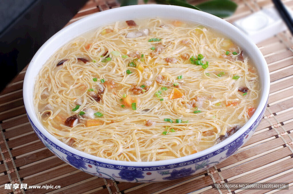 美味营养的家常鸡蛋汤面
