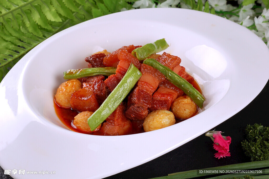 红烧菜肴配青椒土豆