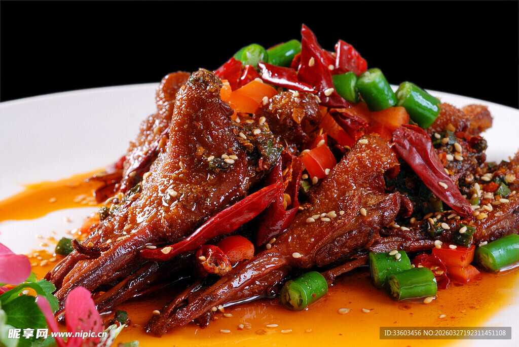 香辣美味的特色炒鸭肉