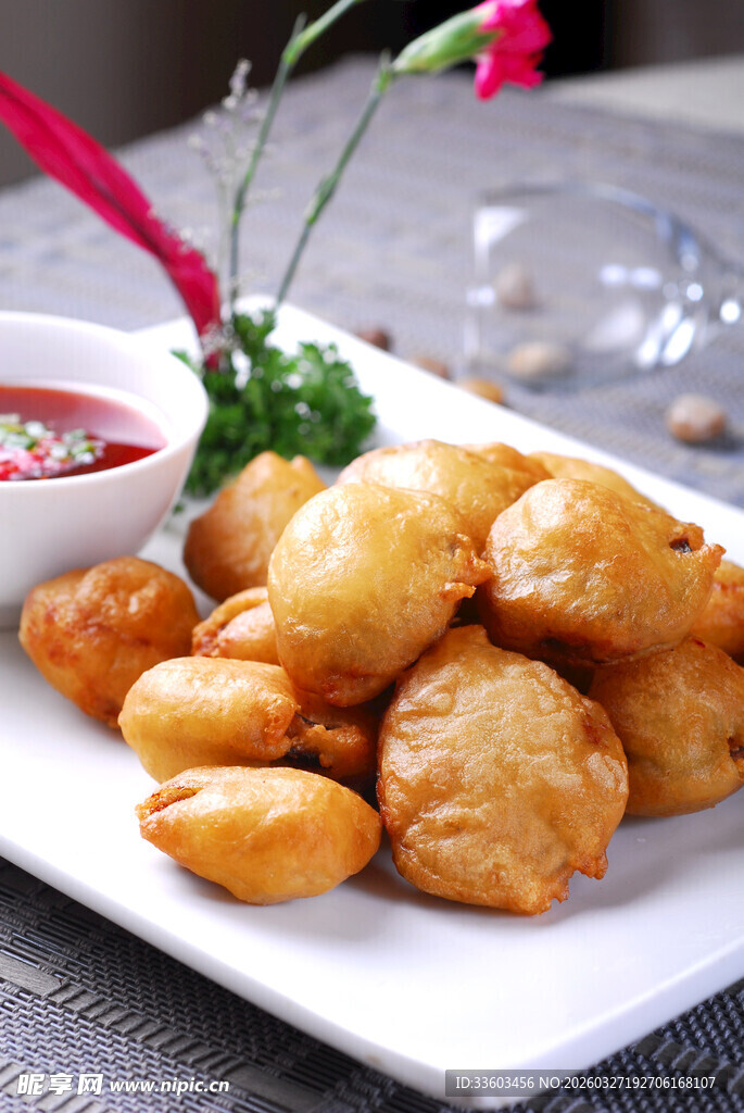 美味香炸薯球配酱料