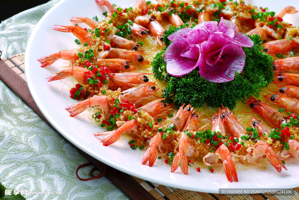 精美摆盘的特色虾仁菜肴