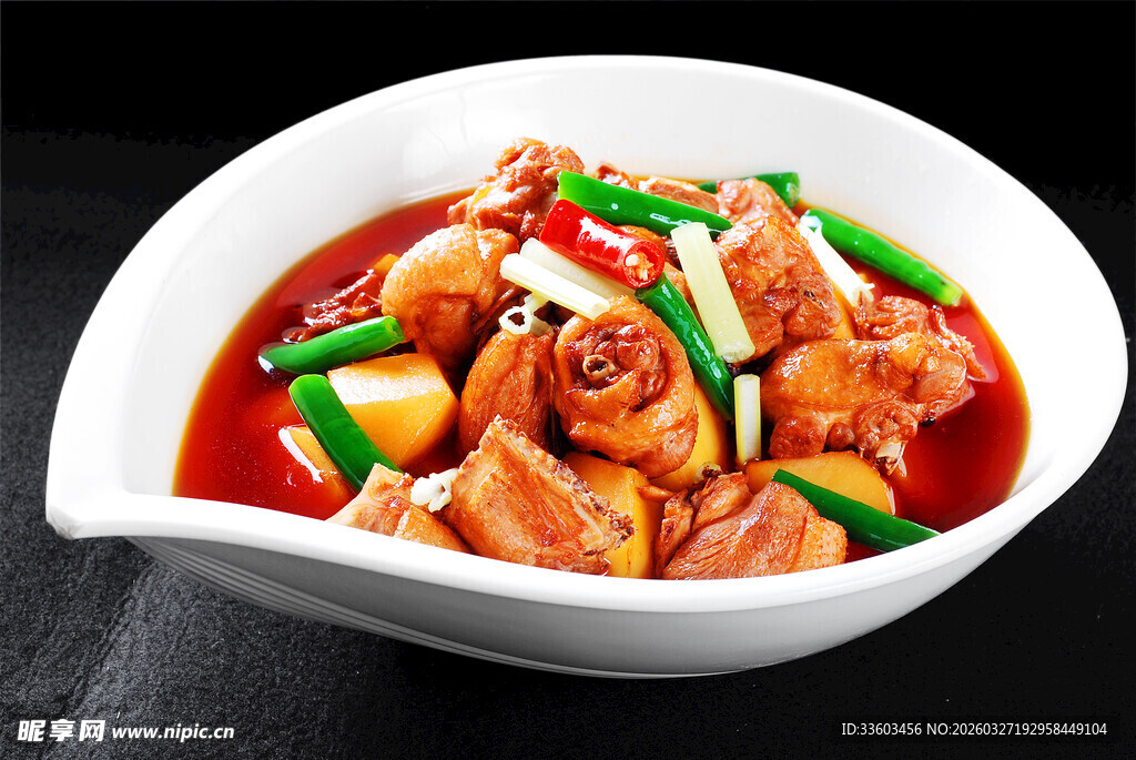 红烧鸡块配青椒红椒