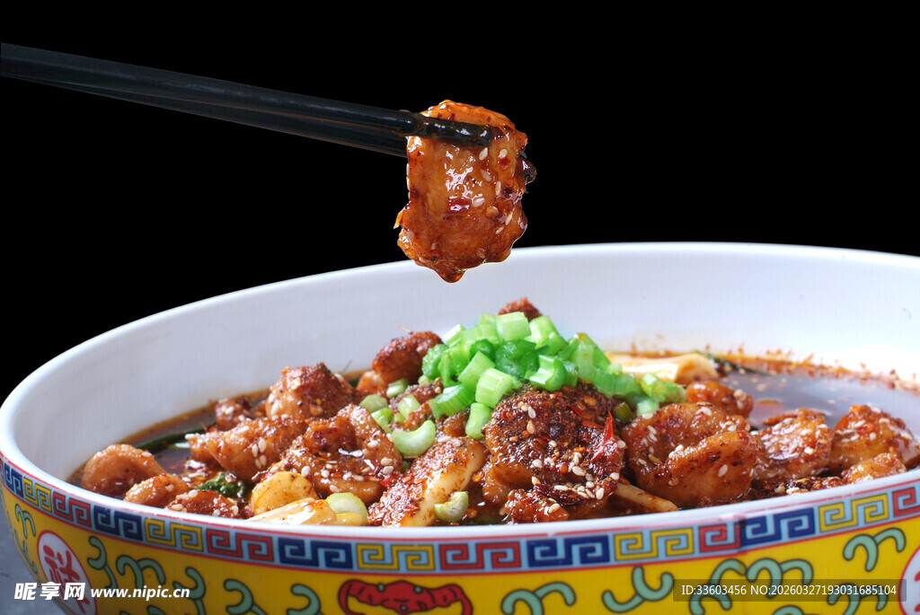 筷子夹起美味红烧肉面