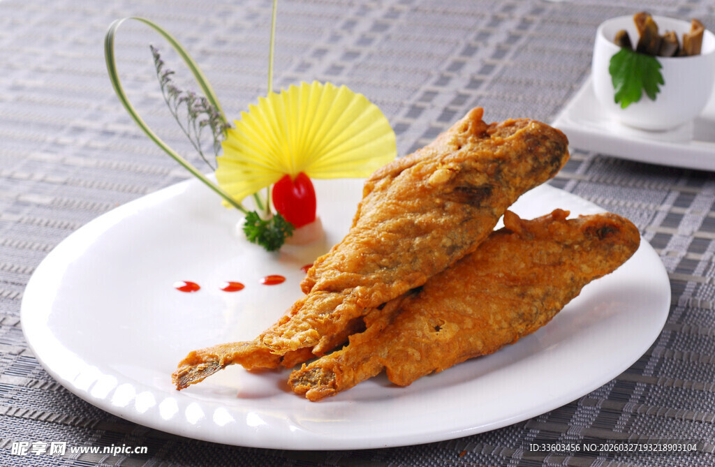 香酥炸鱼摆盘中式美味
