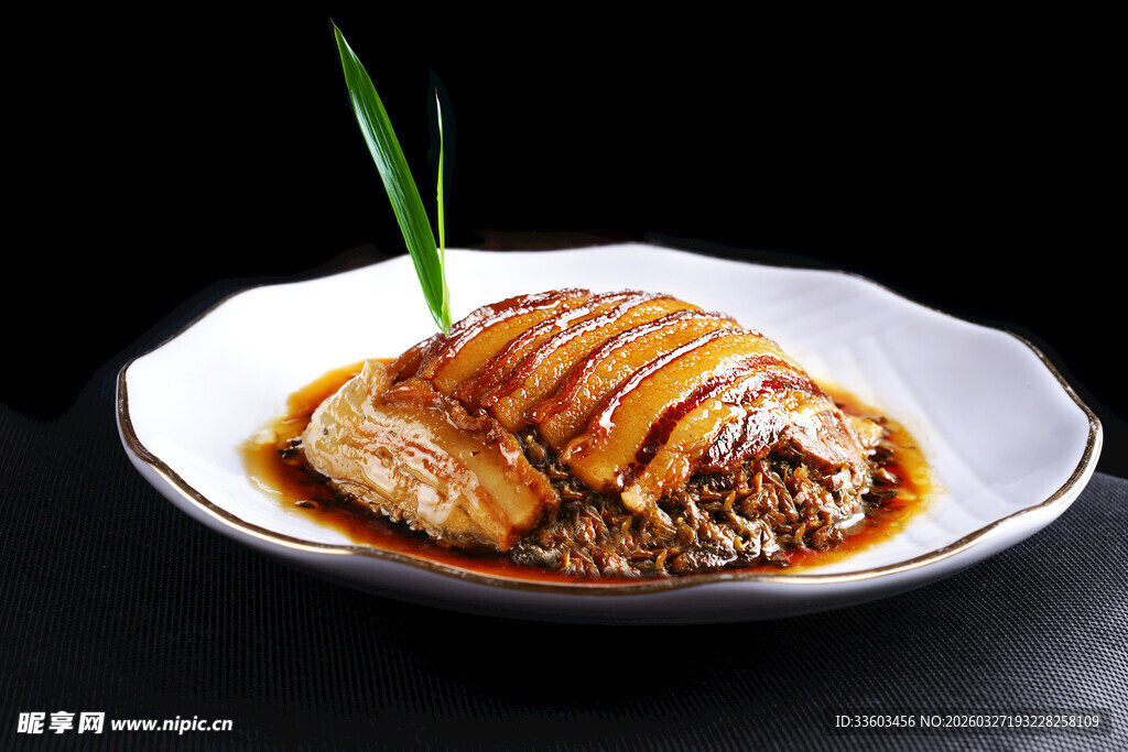 美味酱汁扣肉摆盘精致