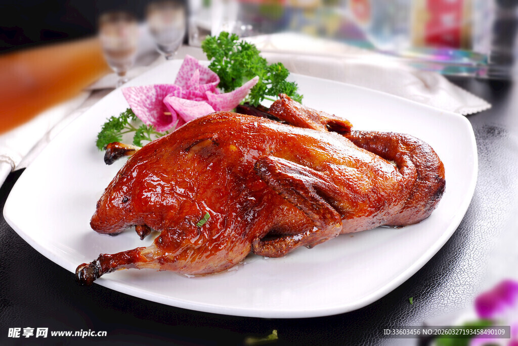 美味烤鸭摆盘精致