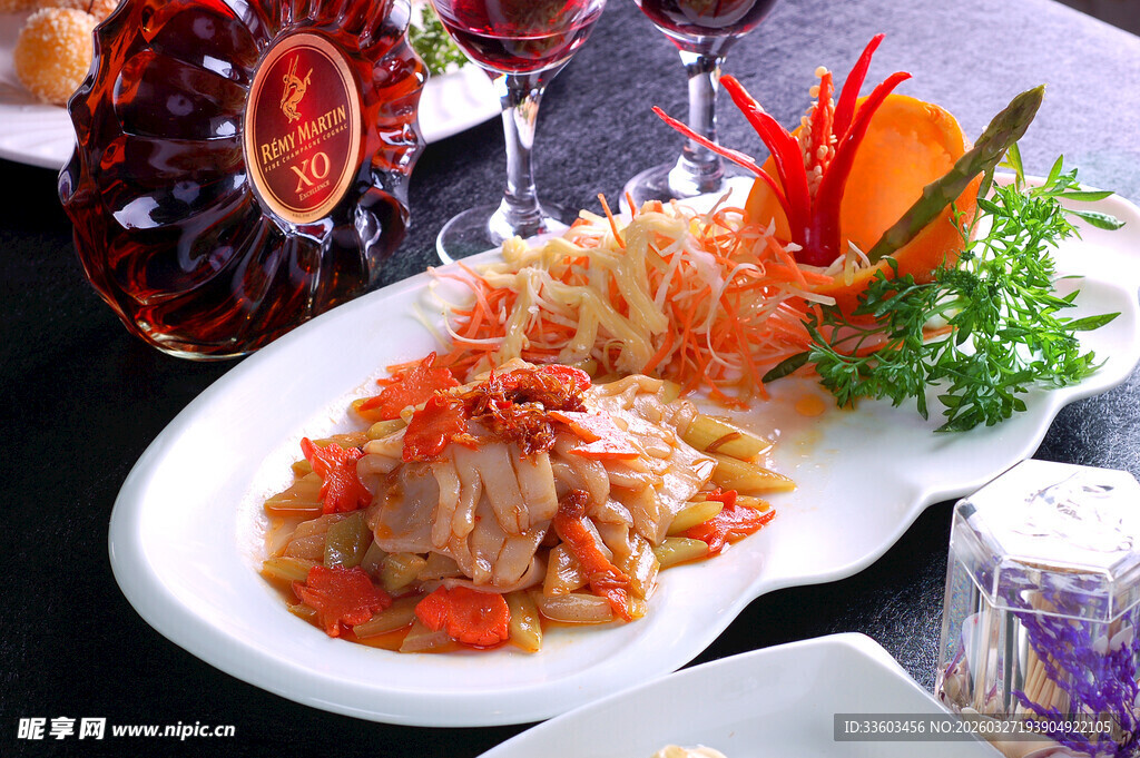 精美摆盘的多样海鲜美食