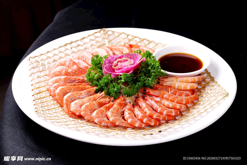 精美摆盘的鲜嫩白灼虾