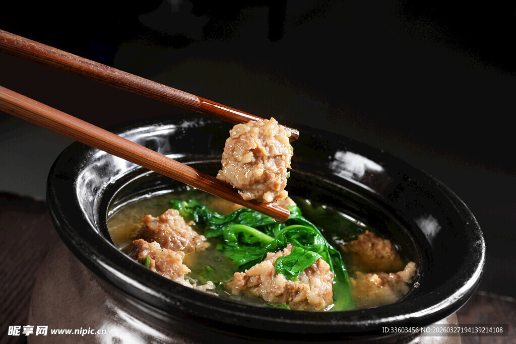 筷子夹起的美味蒸肉丸