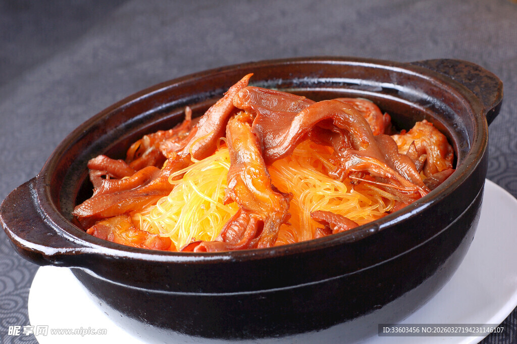 砂锅美味鸭爪煲