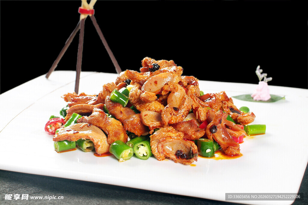 美味爆炒鸡肉摆盘精致