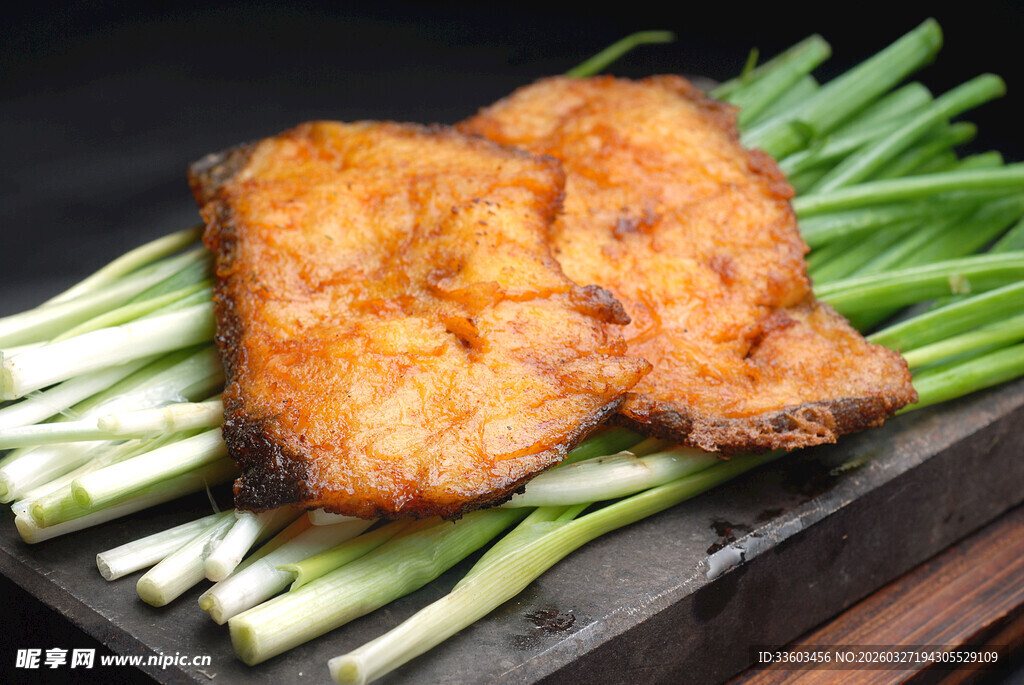 香煎鱼配青葱美味诱人