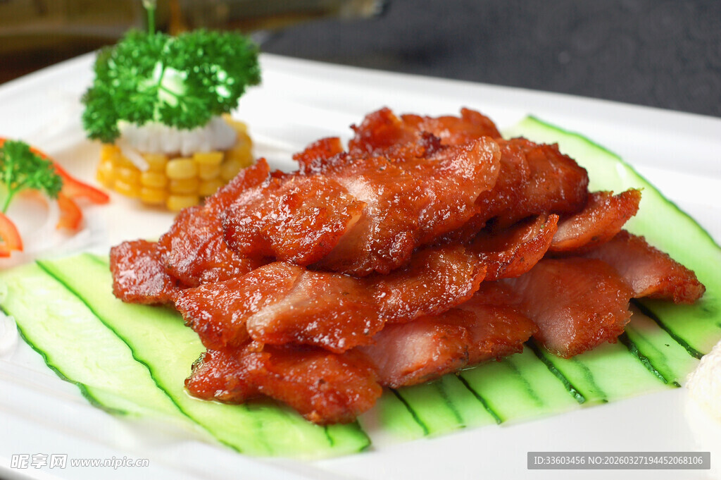 美味烤排骨摆于清新盘饰