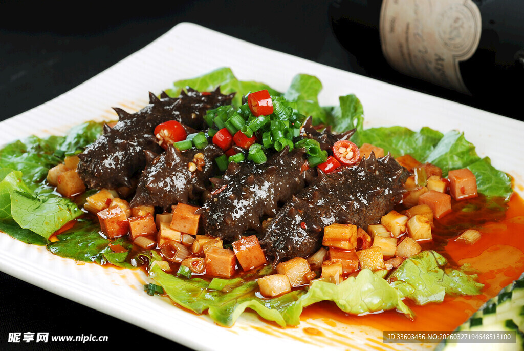 美味海参菜肴摆盘中