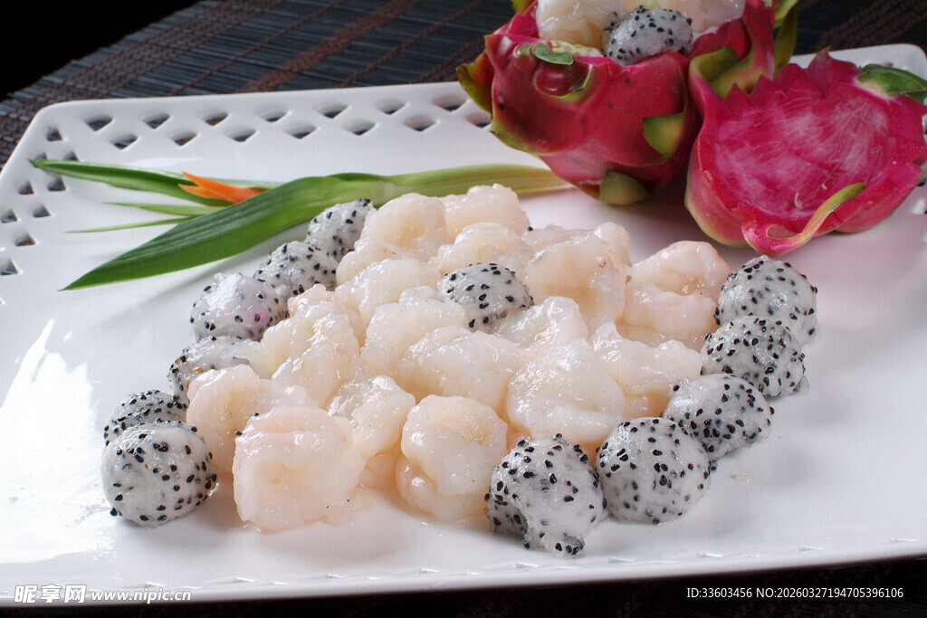 银鳕鱼配火龙果精致摆盘