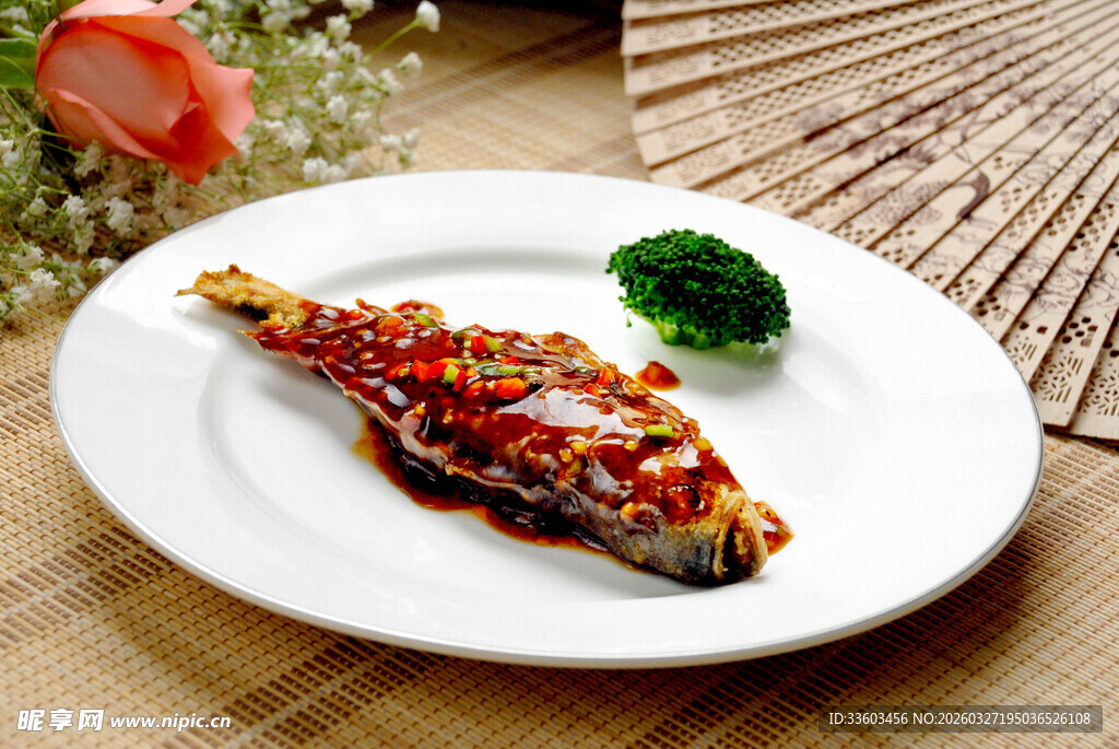 红烧鱼摆放在白色盘中