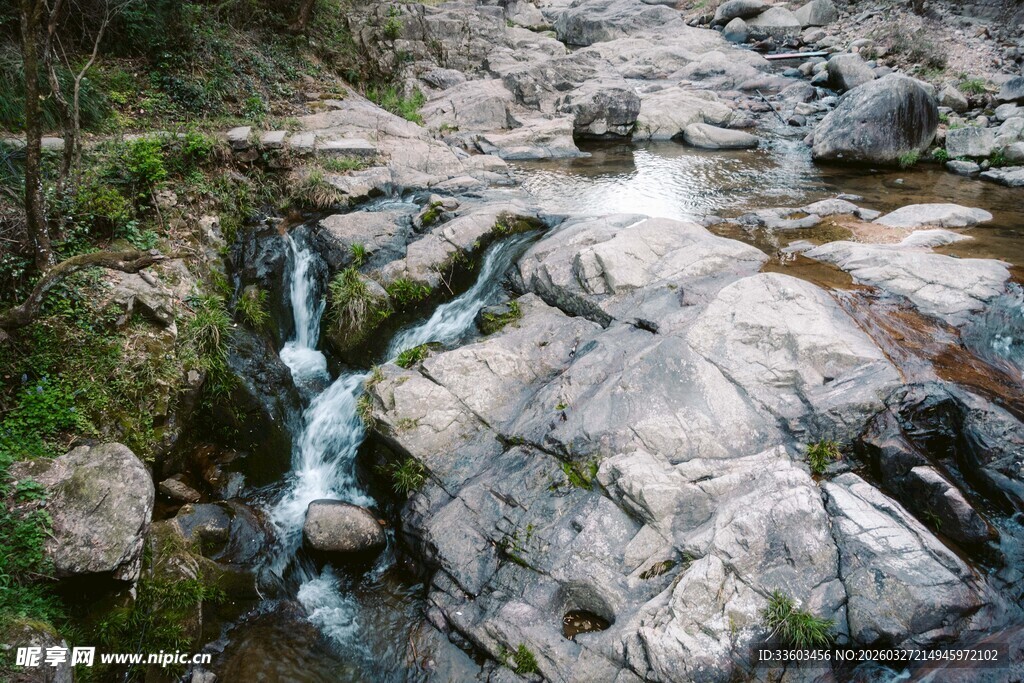 山间溪流穿岩石景观