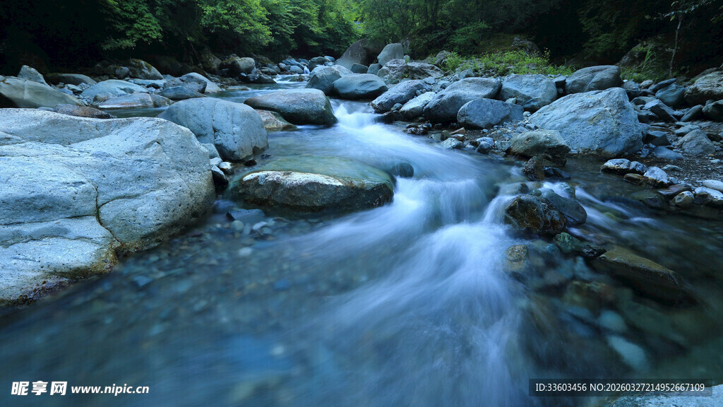 山间溪流潺潺