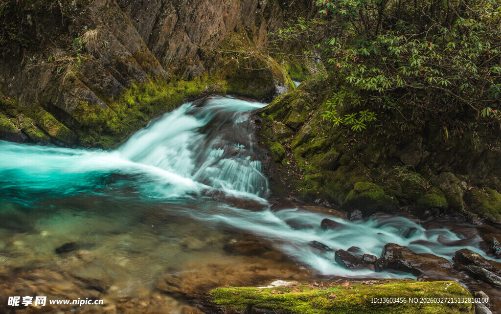 山间溪流瀑布美景