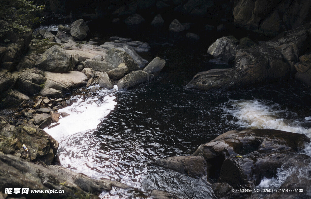 山间溪流潺潺流淌