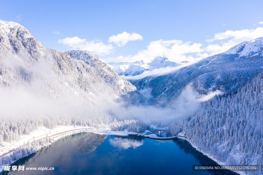 冬日雪山下的静谧湖泊