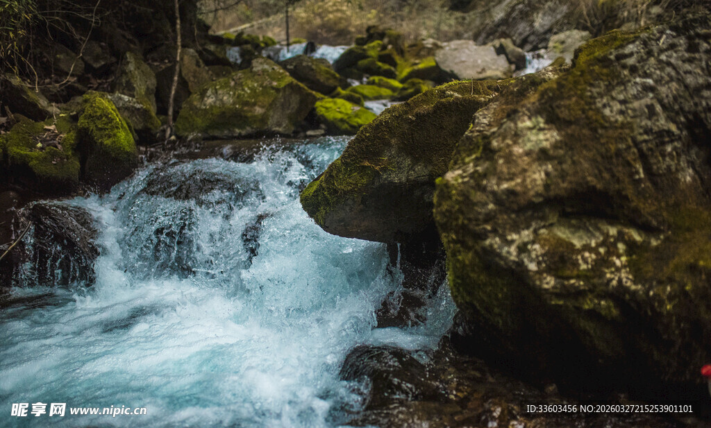 山间溪流瀑布美景