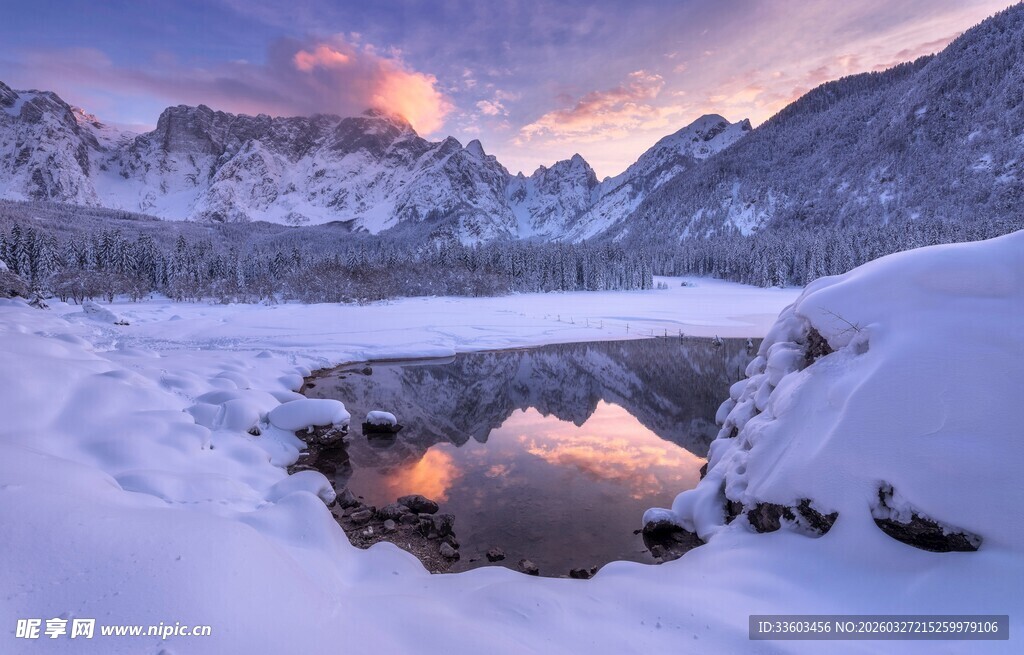 冬日雪山下的静谧湖泊