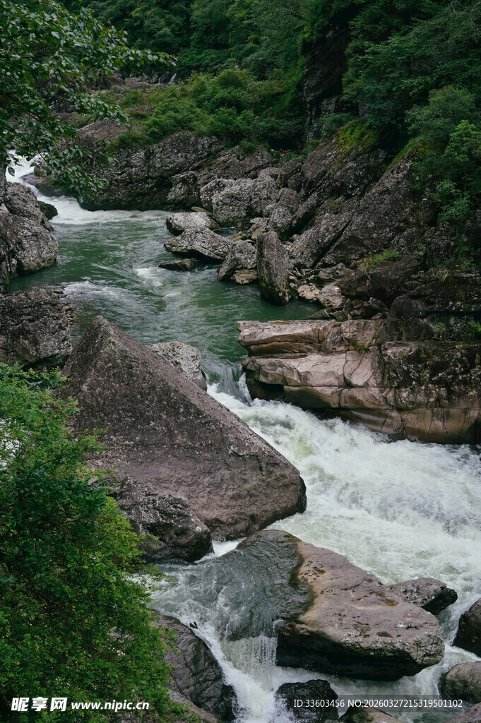 山间湍急溪流绕岩石