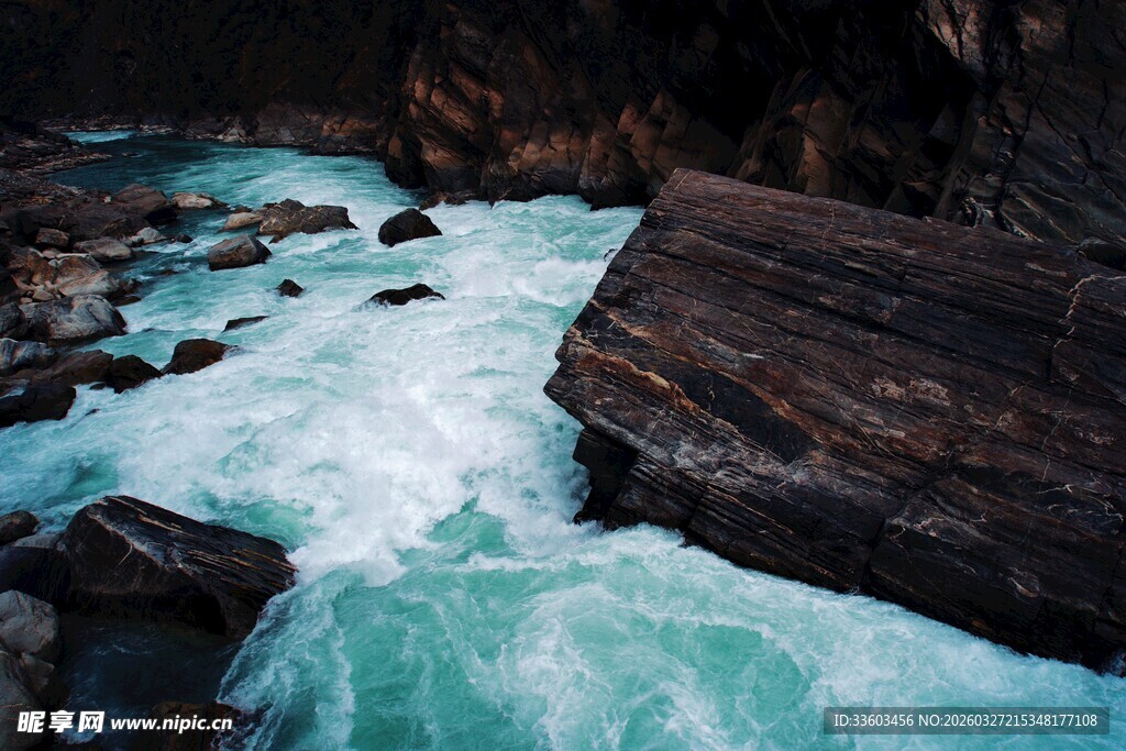 湍急溪流穿岩石而过