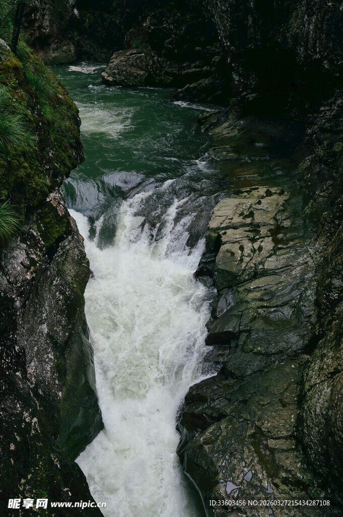 山间湍急溪流瀑布景观