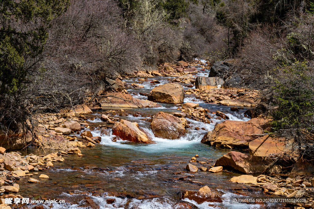 山间溪流穿石而过