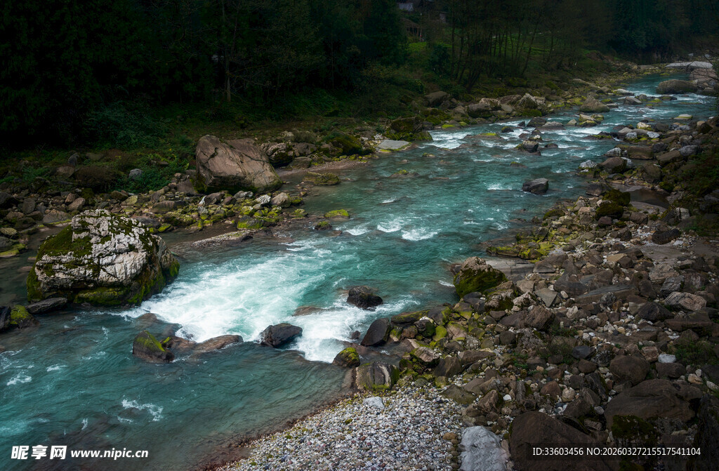 山间湍急的清澈溪流