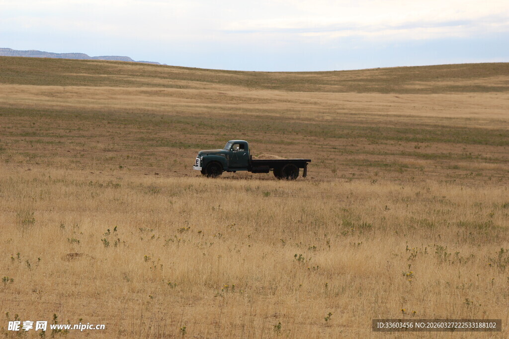 旷野中的载货卡车