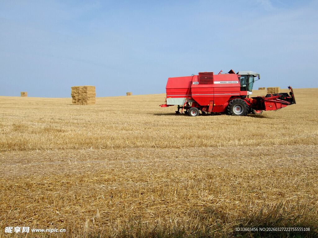 田野中的红色联合收割机