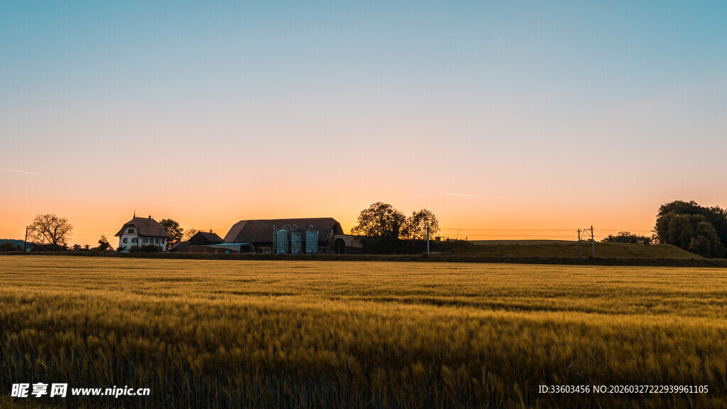 黄昏下的田野与远处农舍