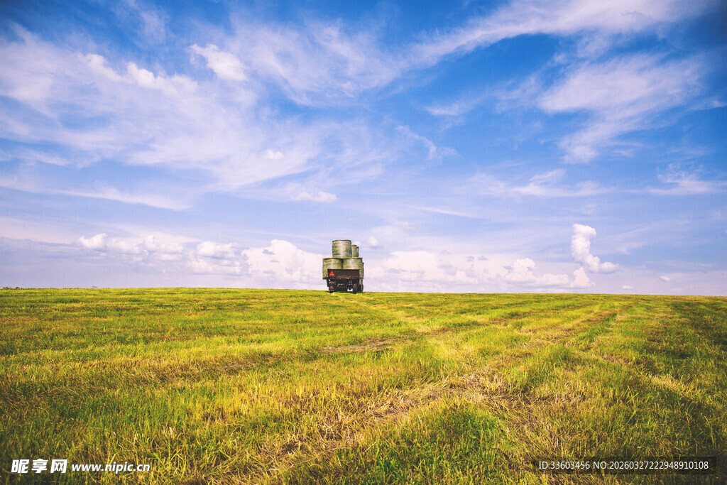 草原风光中的孤独车辆