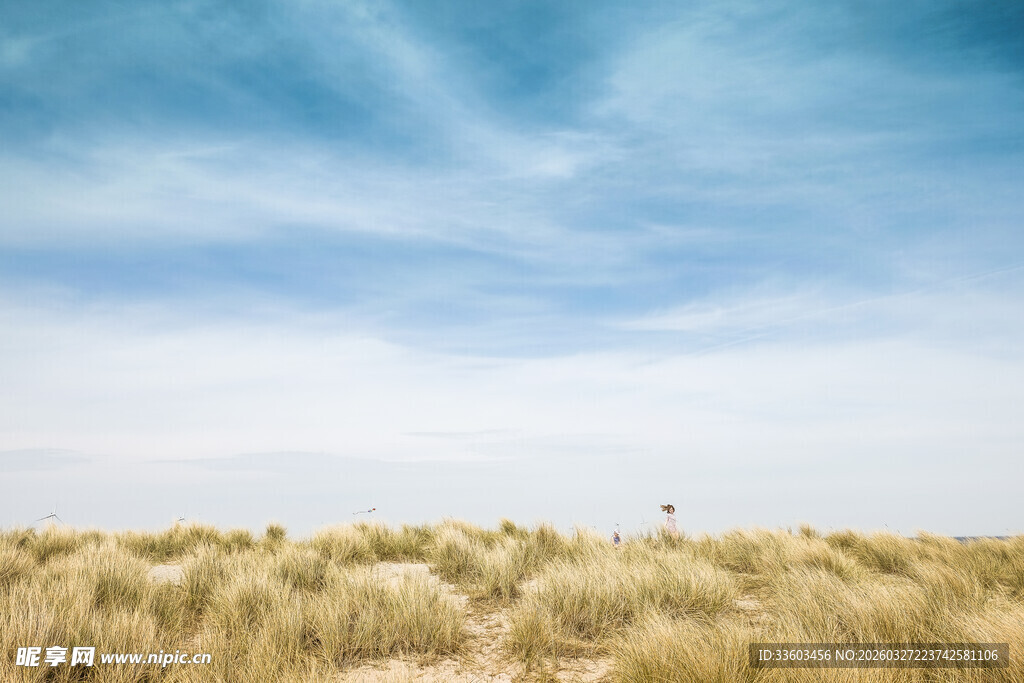 广袤草原上的蓝天白云